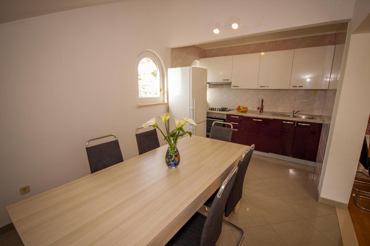 Apartmani Kristijan เยเซนิเซ ภายนอก รูปภาพ