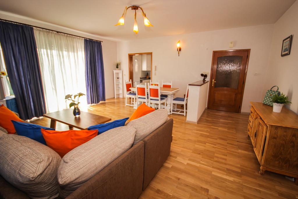 Apartmani Kristijan เยเซนิเซ ภายนอก รูปภาพ