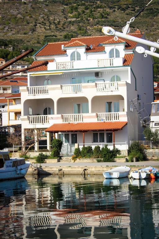Apartmani Kristijan เยเซนิเซ ภายนอก รูปภาพ